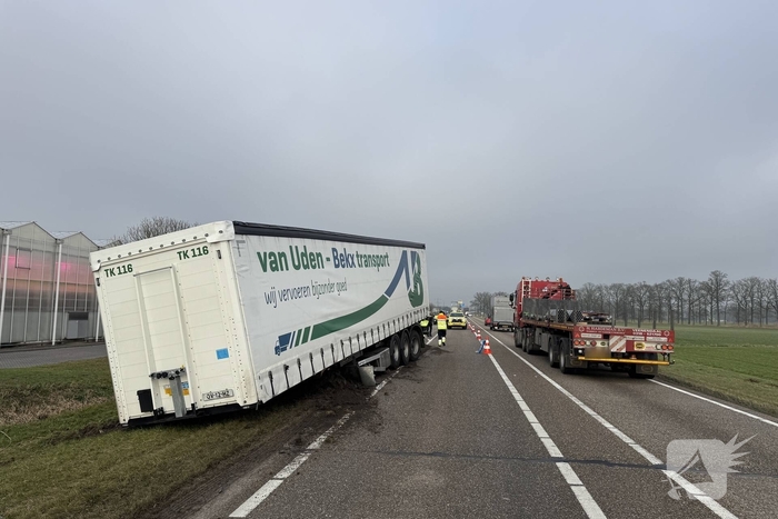 Trailer vrachtwagen schiet los op drukke weg