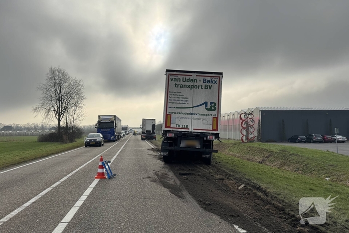 Trailer vrachtwagen schiet los op drukke weg