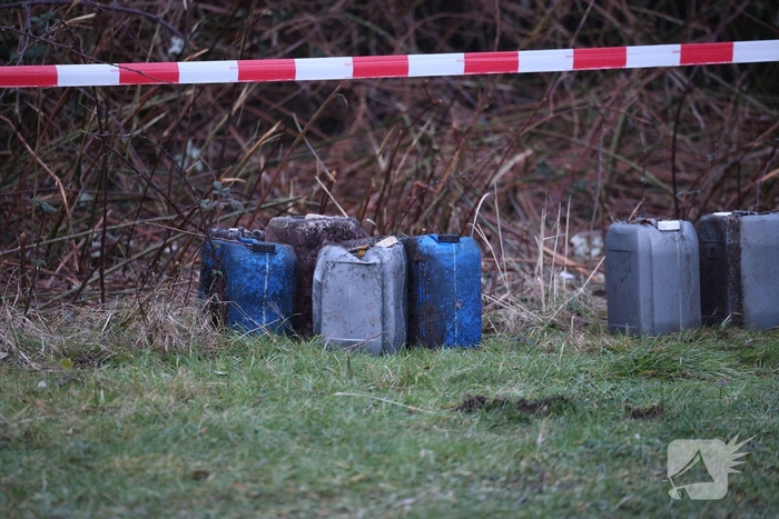 Tientallen vaten ontdekt in bosschages
