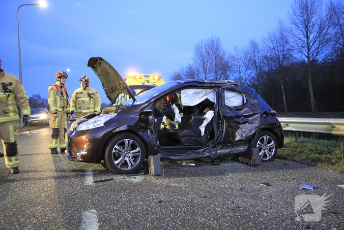 Ongeval tussen vrachtwagen en personenauto leidt tot gewonde