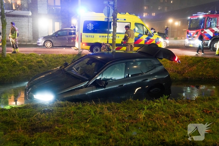 Auto belandt in water na botsing met andere auto