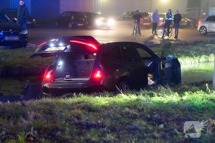 Auto belandt in water na botsing met andere auto
