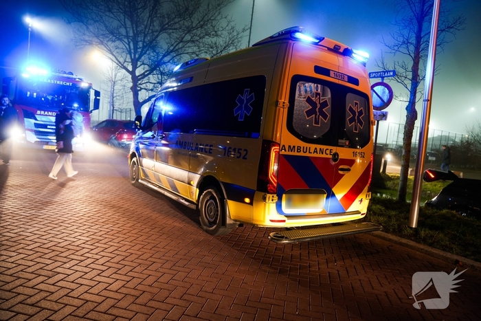 Auto belandt in water na botsing met andere auto