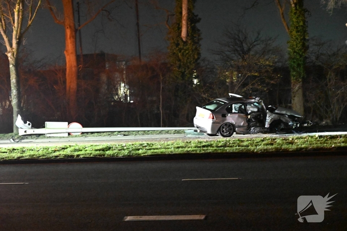Automobilist botst tegen boom en lantaarnpaal, enorme ravage als gevolg