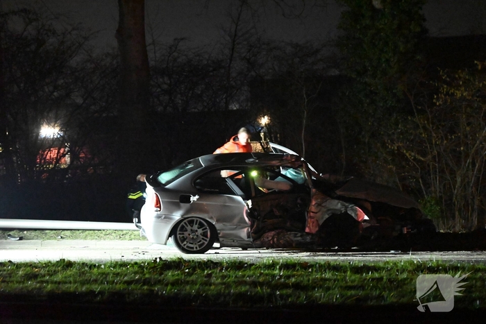 Automobilist botst tegen boom en lantaarnpaal, enorme ravage als gevolg