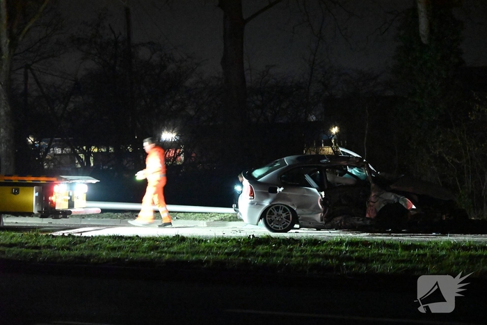 Automobilist botst tegen boom en lantaarnpaal, enorme ravage als gevolg