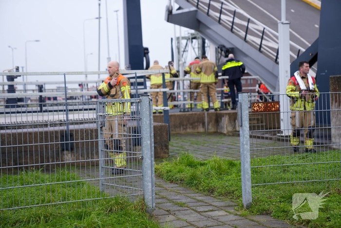 Brandweer redt slachtoffer uit voertuig