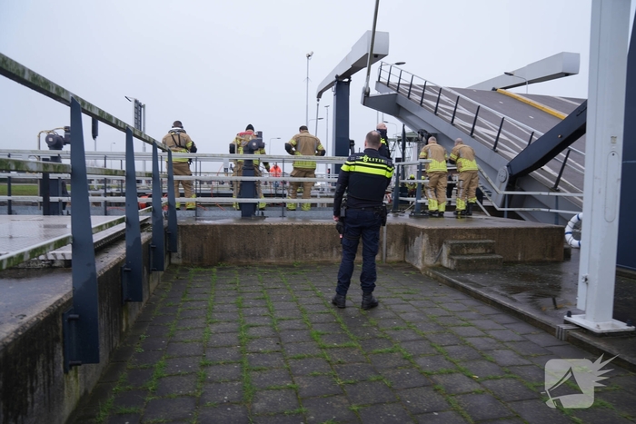 Brandweer redt slachtoffer uit voertuig