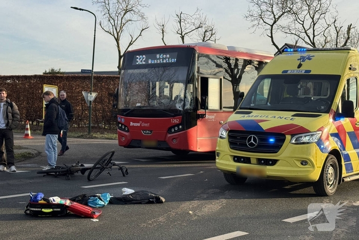 Fietser ernstig gewond bij aanrijding met lijnbus