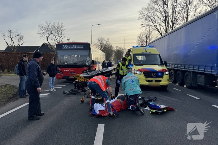 Fietser ernstig gewond bij aanrijding met lijnbus