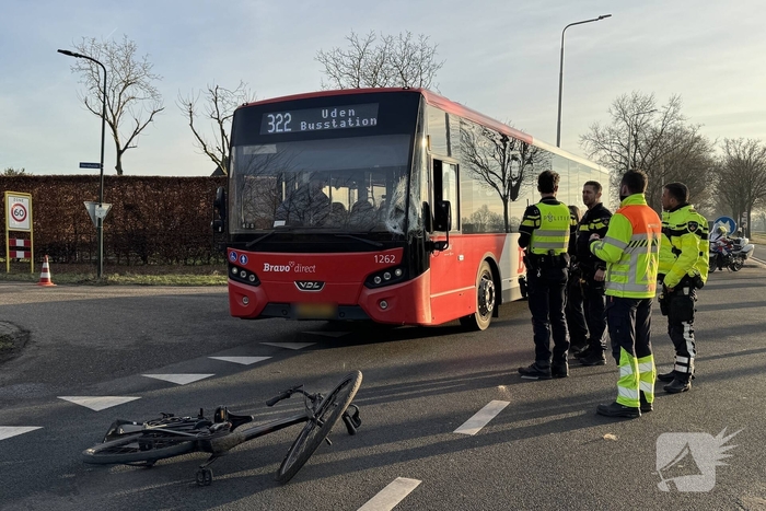 Fietser ernstig gewond bij aanrijding met lijnbus