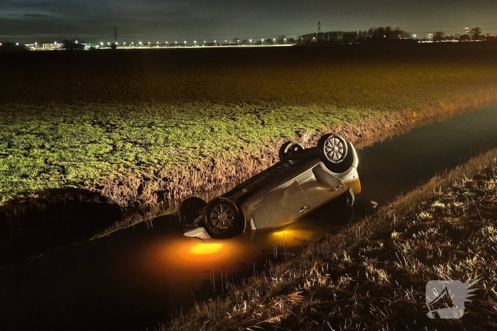 Voertuig op de kop in sloot na ongeval