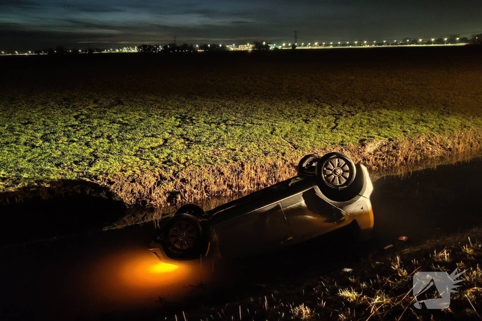Voertuig op de kop in sloot na ongeval