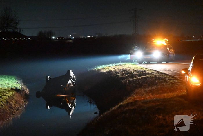 Voertuig op de kop in sloot na ongeval
