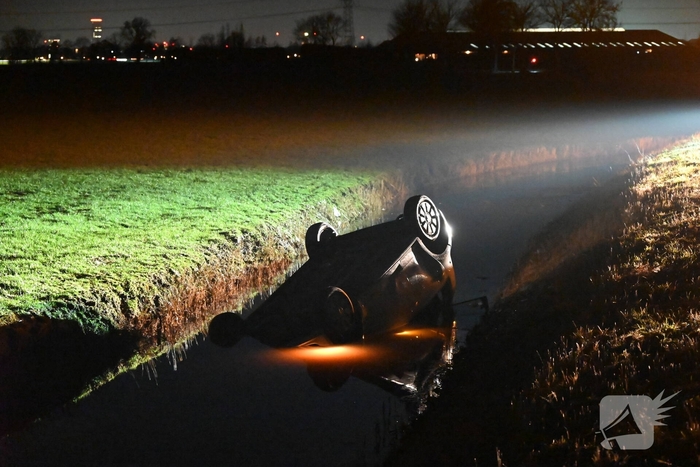 Voertuig op de kop in sloot na ongeval