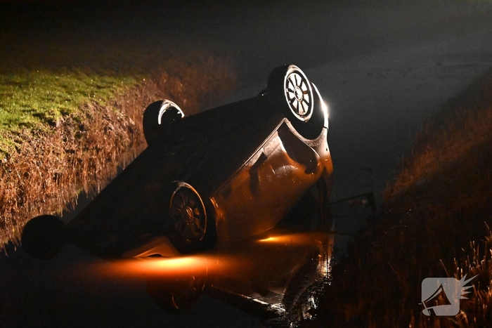 Voertuig op de kop in sloot na ongeval