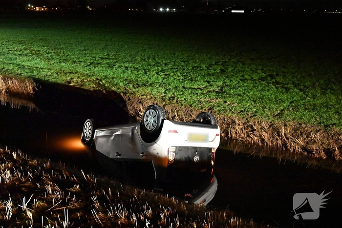 Voertuig op de kop in sloot na ongeval