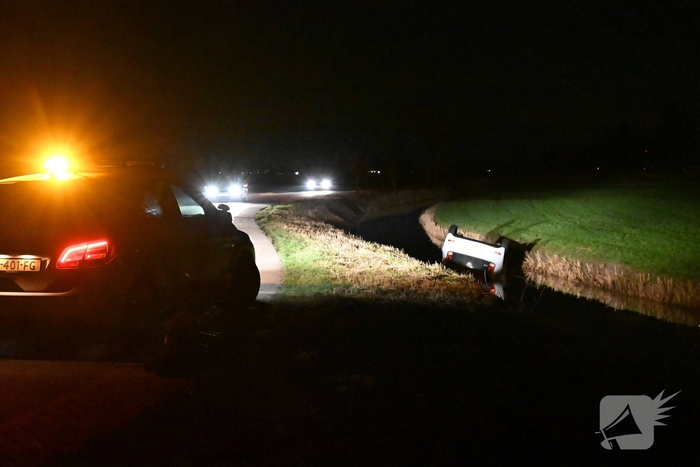 Voertuig op de kop in sloot na ongeval