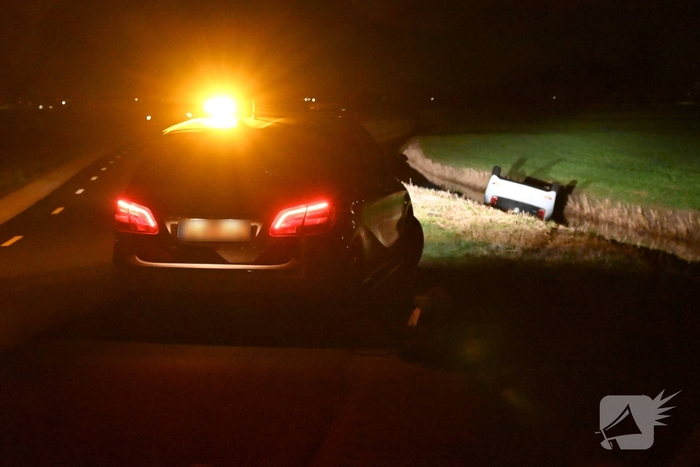 Voertuig op de kop in sloot na ongeval