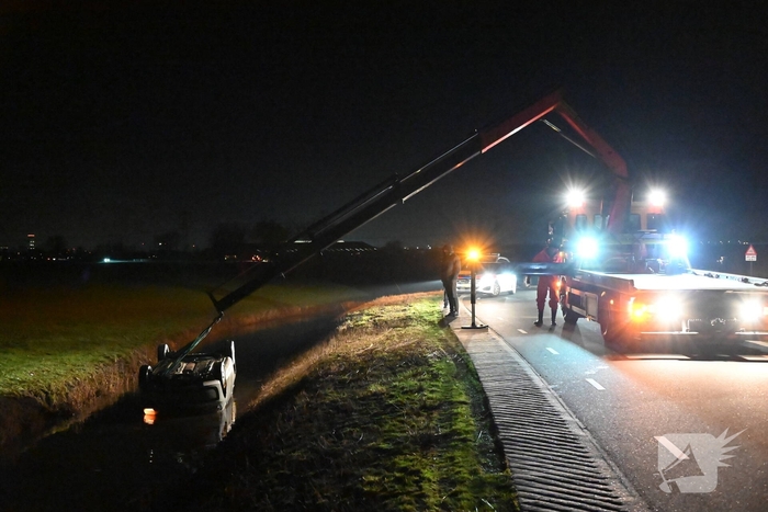Voertuig op de kop in sloot na ongeval