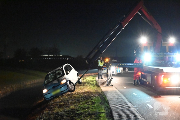 Voertuig op de kop in sloot na ongeval