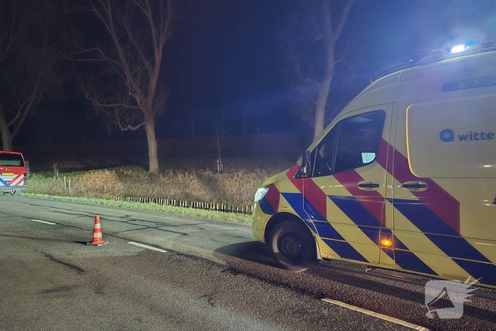 Auto belandt in water, brandweer doorzoekt water