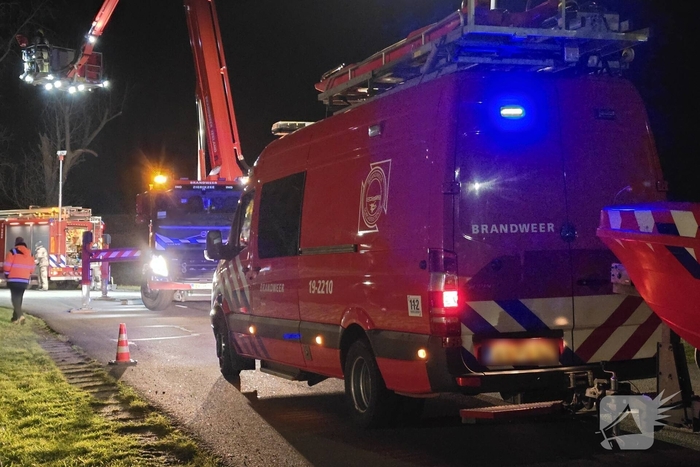 Auto belandt in water, brandweer doorzoekt water
