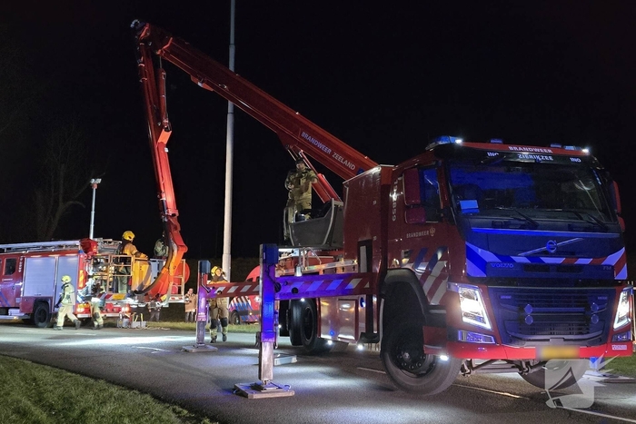 Auto belandt in water, brandweer doorzoekt water
