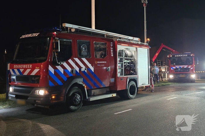 Auto belandt in water, brandweer doorzoekt water