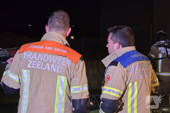 Auto belandt in water, brandweer doorzoekt water