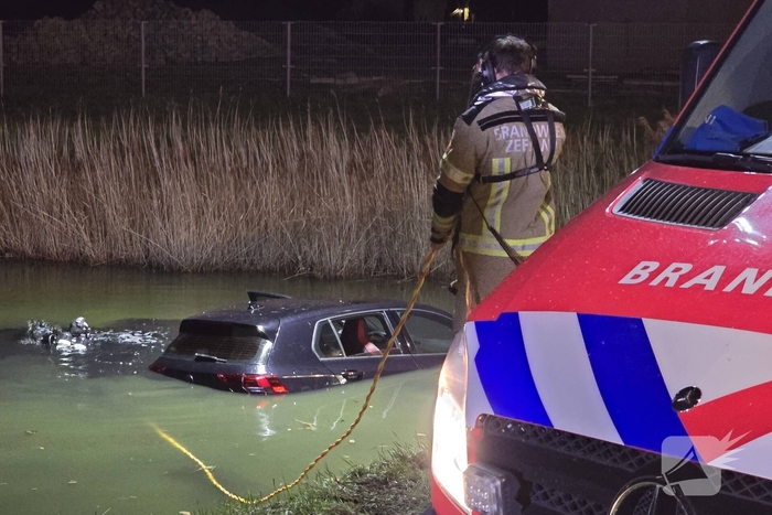 Auto belandt in water, brandweer doorzoekt water