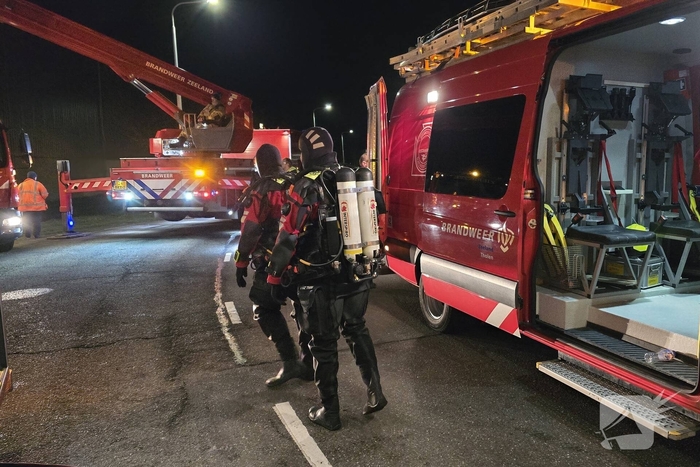 Auto belandt in water, brandweer doorzoekt water