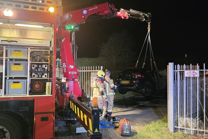 Auto belandt in water, brandweer doorzoekt water