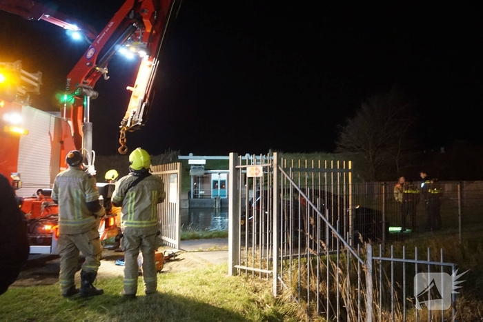 Auto belandt in water, brandweer doorzoekt water