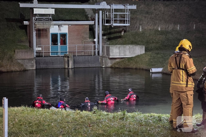 Auto belandt in water, brandweer doorzoekt water