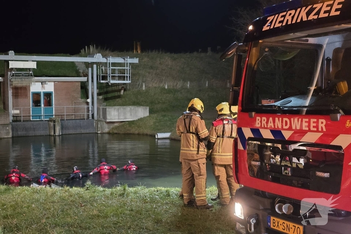 Auto belandt in water, brandweer doorzoekt water