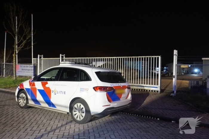 Auto belandt in water, brandweer doorzoekt water