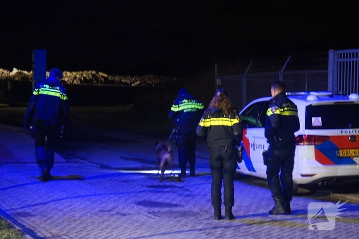 Auto belandt in water, brandweer doorzoekt water