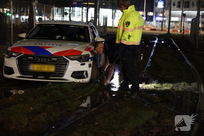 Snelle Audi strandt opnieuw in de modder: déjà vu voor hulpdiensten