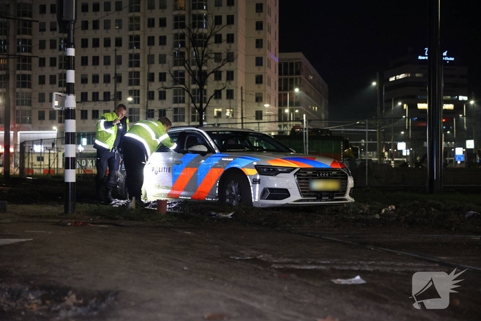 Snelle Audi strandt opnieuw in de modder: déjà vu voor hulpdiensten