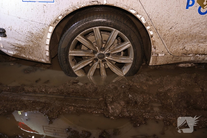 Snelle Audi strandt opnieuw in de modder: déjà vu voor hulpdiensten