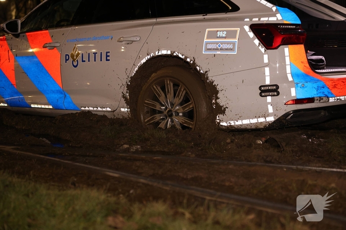 Snelle Audi strandt opnieuw in de modder: déjà vu voor hulpdiensten