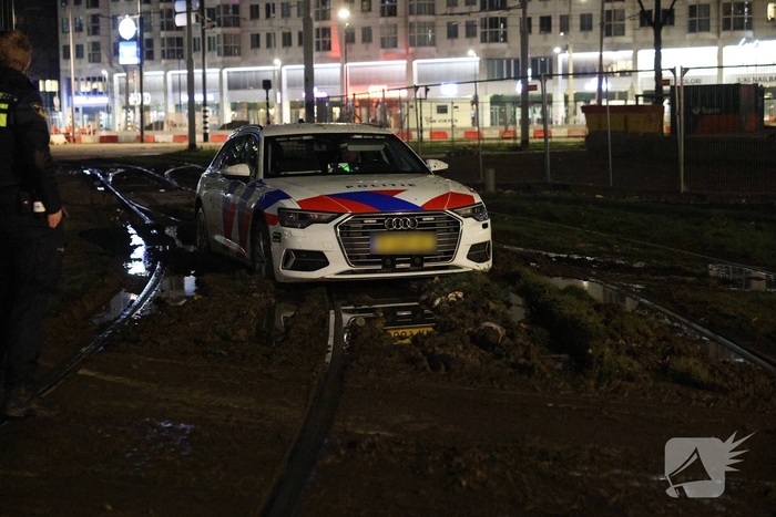 Snelle Audi strandt opnieuw in de modder: déjà vu voor hulpdiensten