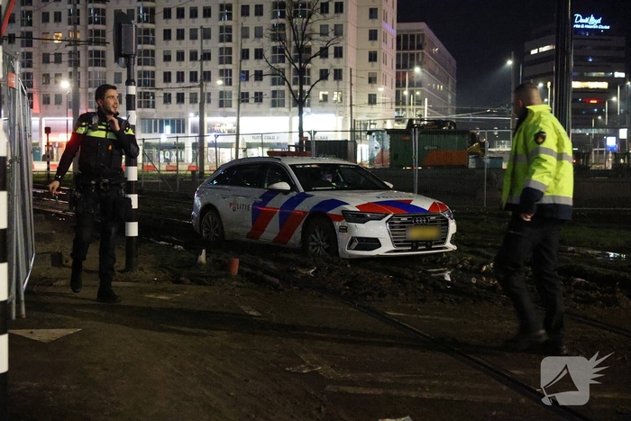 Snelle Audi strandt opnieuw in de modder: déjà vu voor hulpdiensten