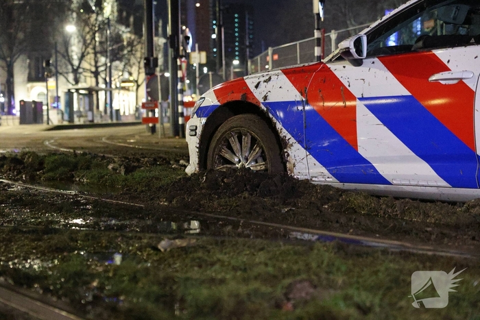 Snelle Audi strandt opnieuw in de modder: déjà vu voor hulpdiensten