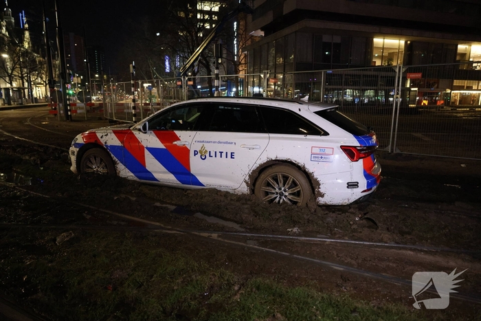 Snelle Audi strandt opnieuw in de modder: déjà vu voor hulpdiensten