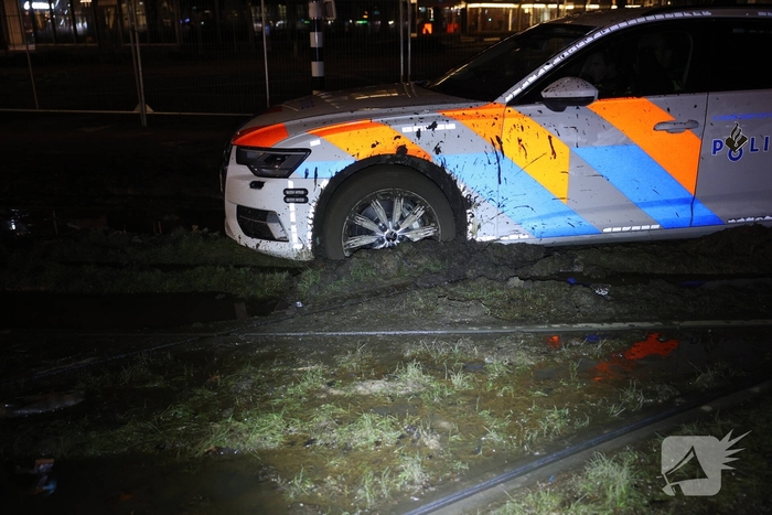 Snelle Audi strandt opnieuw in de modder: déjà vu voor hulpdiensten