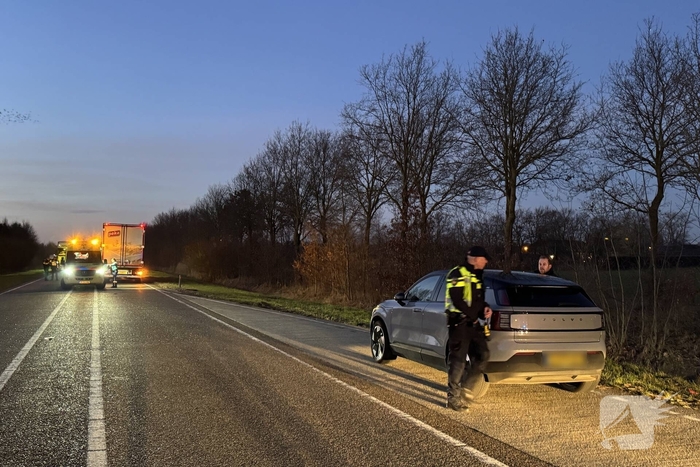 Vrachtwagen rijdt man aan, slachtoffer naar ziekenhuis