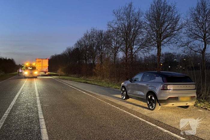Vrachtwagen rijdt man aan, slachtoffer naar ziekenhuis