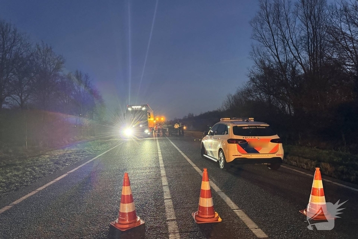 Vrachtwagen rijdt man aan, slachtoffer naar ziekenhuis